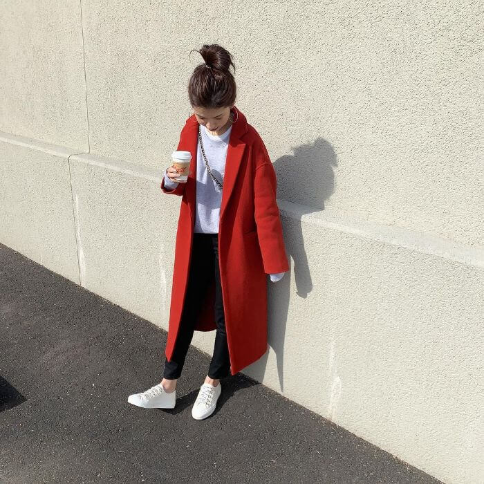赤コート」コーデ集! 大人っぽく華やかな着こなし18選(MINE)