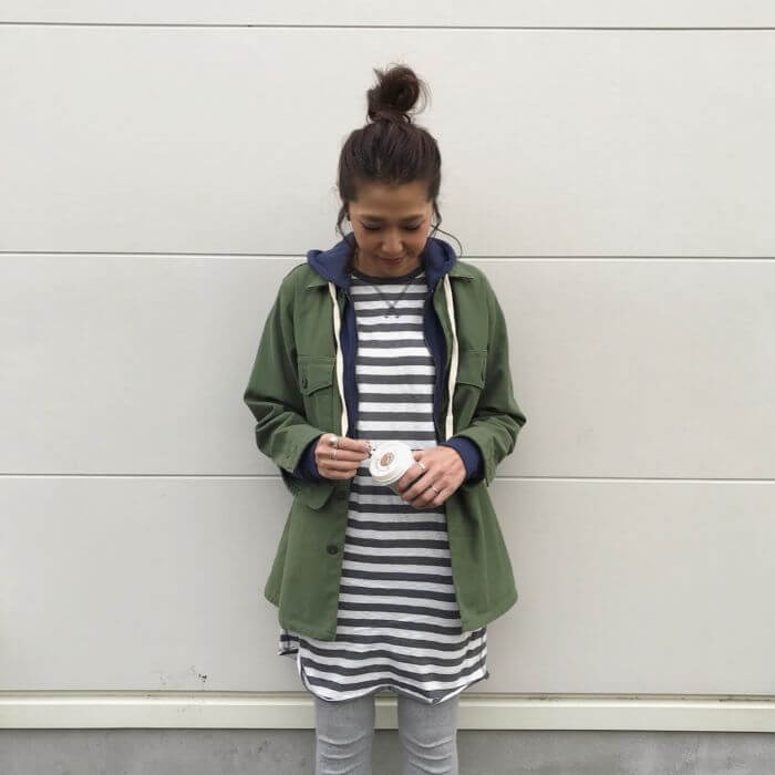 大人女子の シャツ パーカー コーデ おしゃれに見える重ね着方法は Mine