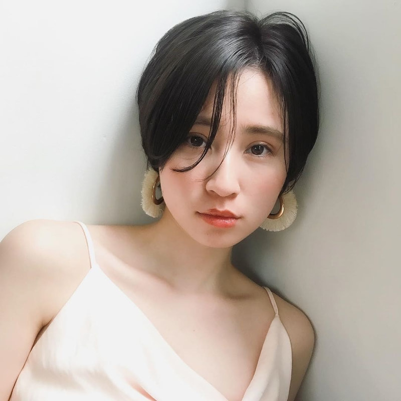 黒髪にしたら 眉メイクどうする 垢抜ける色と形 眉マスカラの選び方 Mine Line News