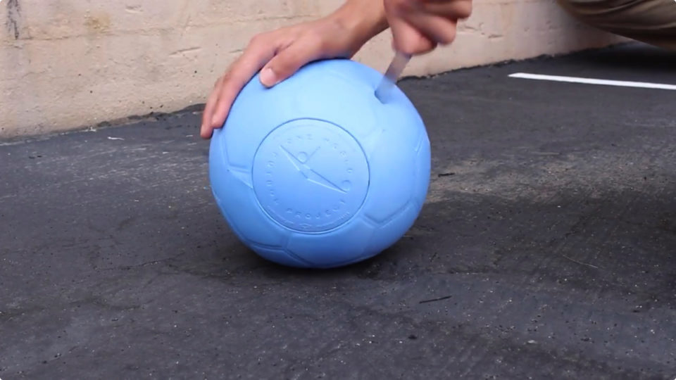 貧しい子ども達に壊れないサッカーボールを配る Bouncy