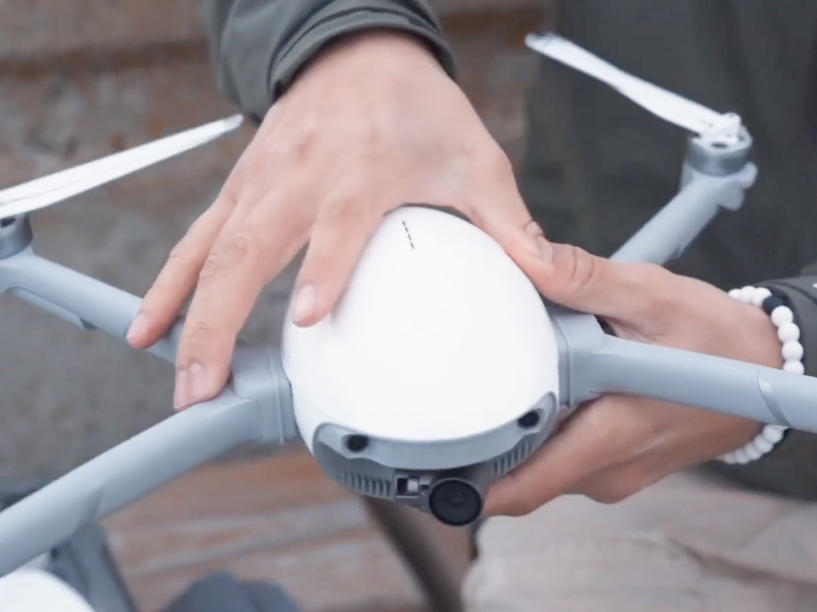 卵型カメラは空も飛べるはず 君と出会った奇跡がこの胸にあふれているドローン Poweregg X Bouncy Line News