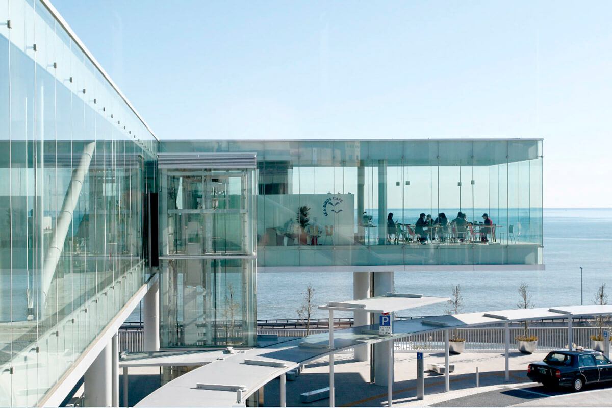 太平洋を一望するガラス張りの絶景カフェ！ 茨城県日立市の「SEA BiRDS CAFE（シーバーズカフェ）」（トリドリ 旅行をもっと、身近に。）