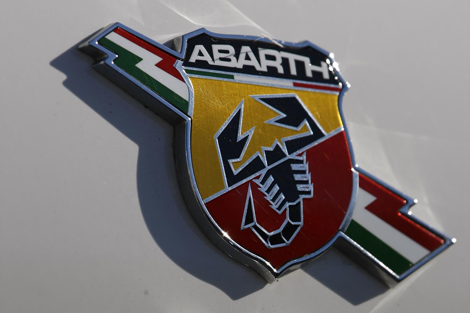 どうみても バレバレ なのになぜ ドラマの登場車がメーカーエンブレムを隠す理由 Web Cartop Line News