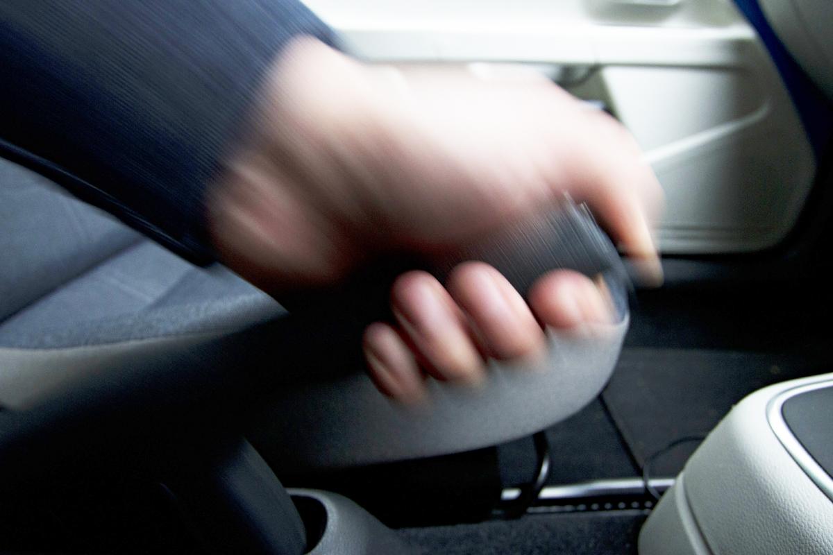 Pレンジをブレーキ代わりはダメ At車でも駐車時にパーキングブレーキを引くべき理由とは Web Cartop Line News