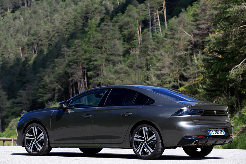 セダンはおっさんの乗り物という先入観 そのナナメ上を行くフレンチ切れ味セダン