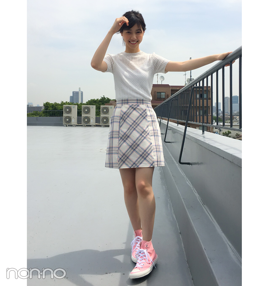 西野七瀬はチェックミニ スニーカーで可愛げアクティブ