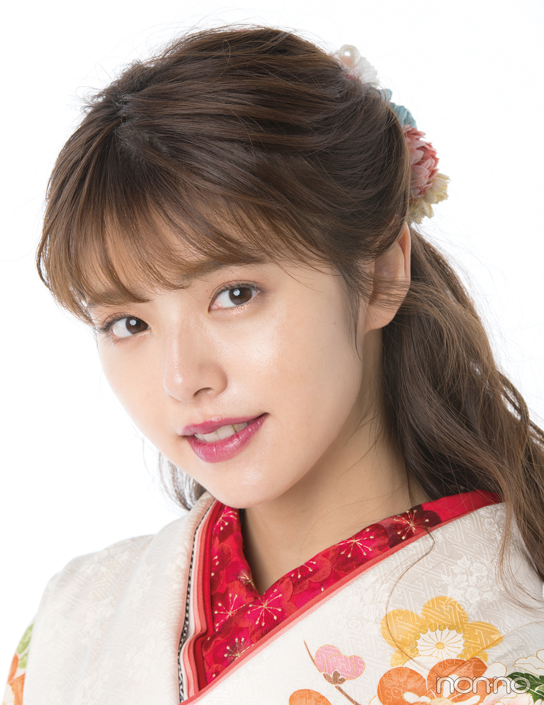 茶髪 明るめ髪色さん 巻き髪ハーフアップで上品華やかに 成人式19 髪型 メイク Non No Line News