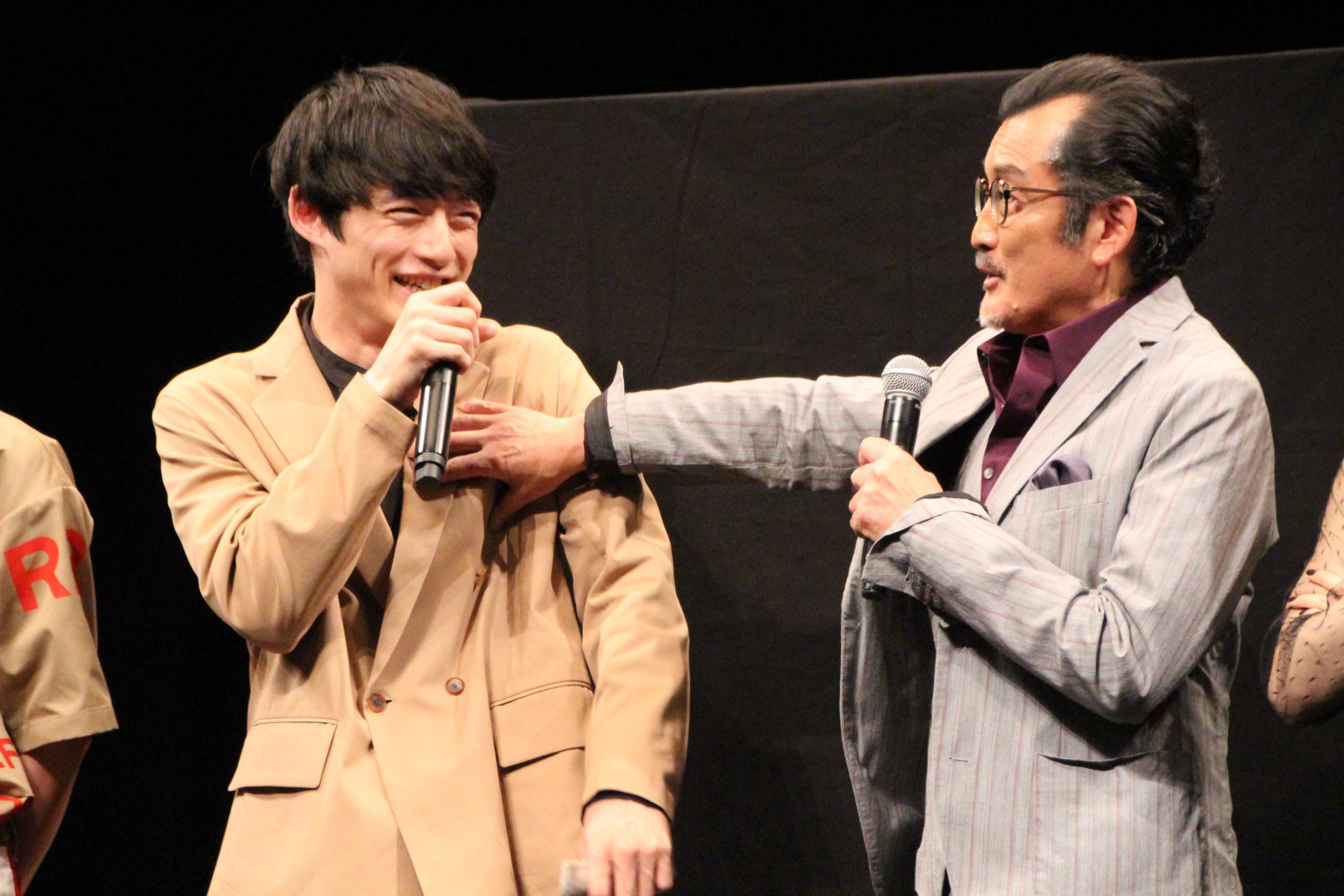 坂口健太郎 筋トレに熱中 父 吉田鋼太郎に胸板もまれ 筋肉は裏切らない ザテレビジョン Line News