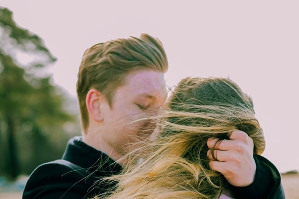 男性が 髪を触ってくる 本当の理由 マイナビウーマン Line News