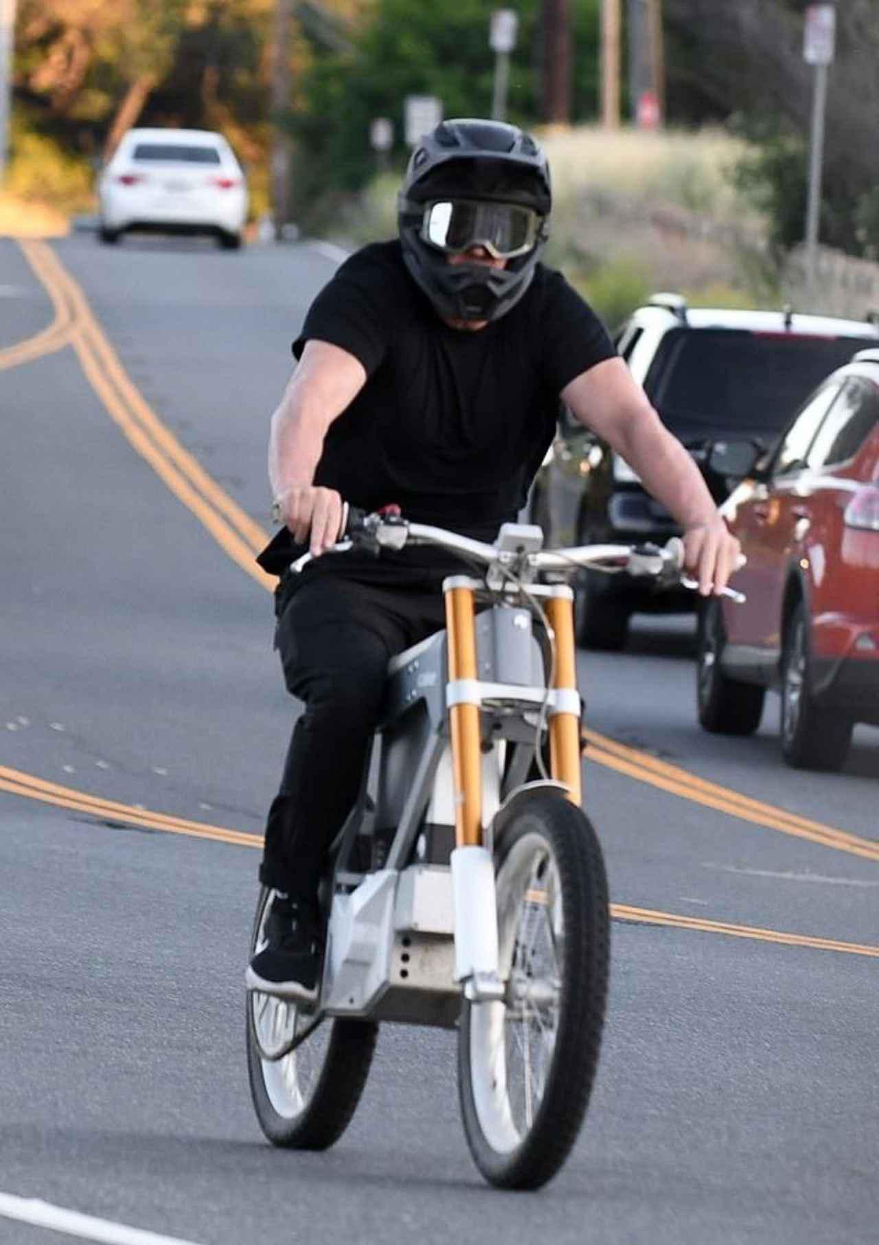 ワイスピ ジェイソン ステイサム 車じゃなくて まさかのアレ に乗って爆走 フロントロウ Line News