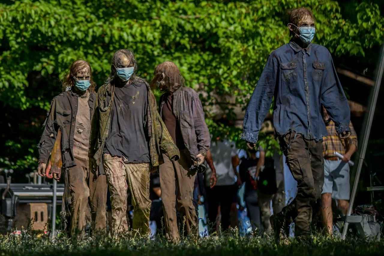 ウォーキング デッド 最終章 撮影で マスクをつけるゾンビ ゾンビといちゃつく女性 ジワる光景の連続 写真アリ フロントロウ Line News
