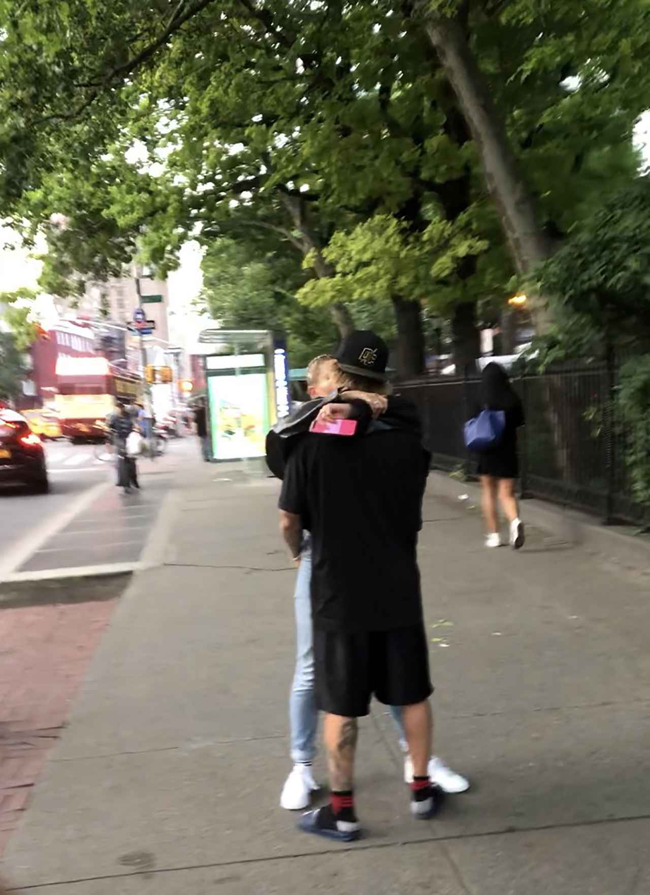 ジャスティン ビーバー 路上キス中にウワサの彼女のお尻を ムギュ フロントロウ Line News