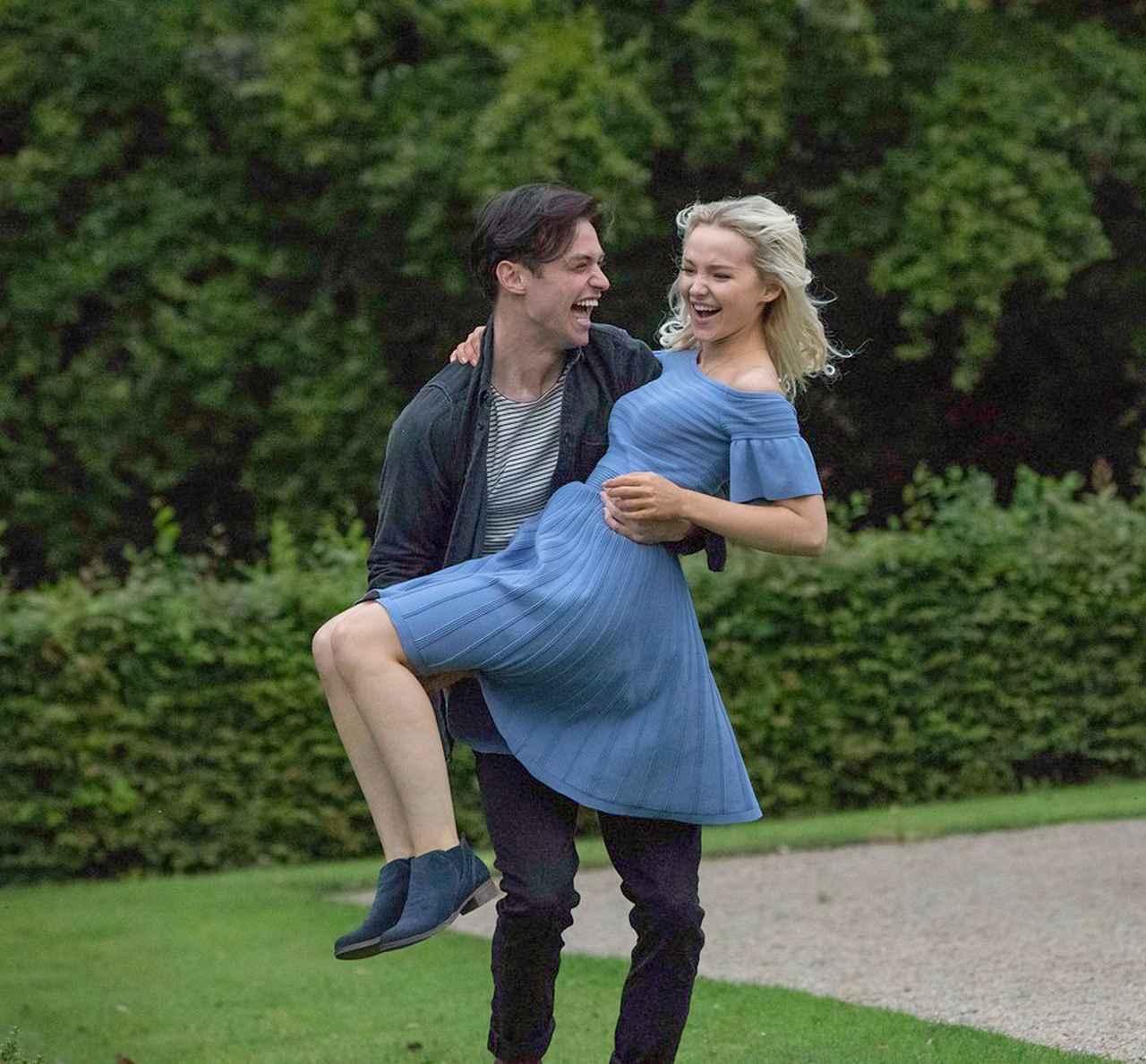 ダヴ キャメロン トーマスとイチャつく姿がまるで ディズニープリンセス フロントロウ Line News