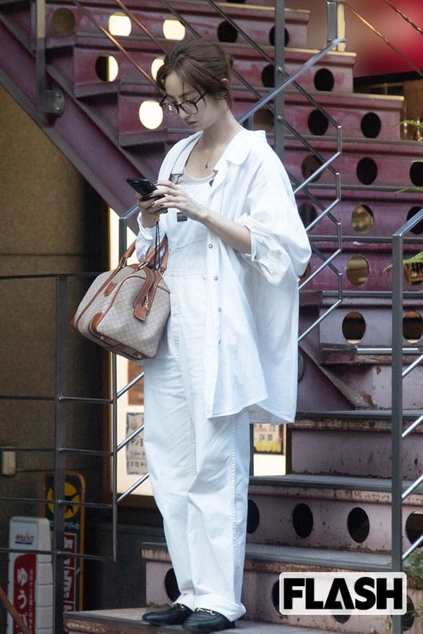 堀田茜 スマホ打ち打ち姿を発見撮 Smartflash Line News 堀田茜 スマホ打ち打ち姿を発見撮 Smartflash Line News