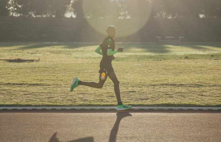 マラソン界を席巻する Nikeの厚底ランニングシューズに新型登場 大迫傑やファラーらも着用 Melos メロス Line News