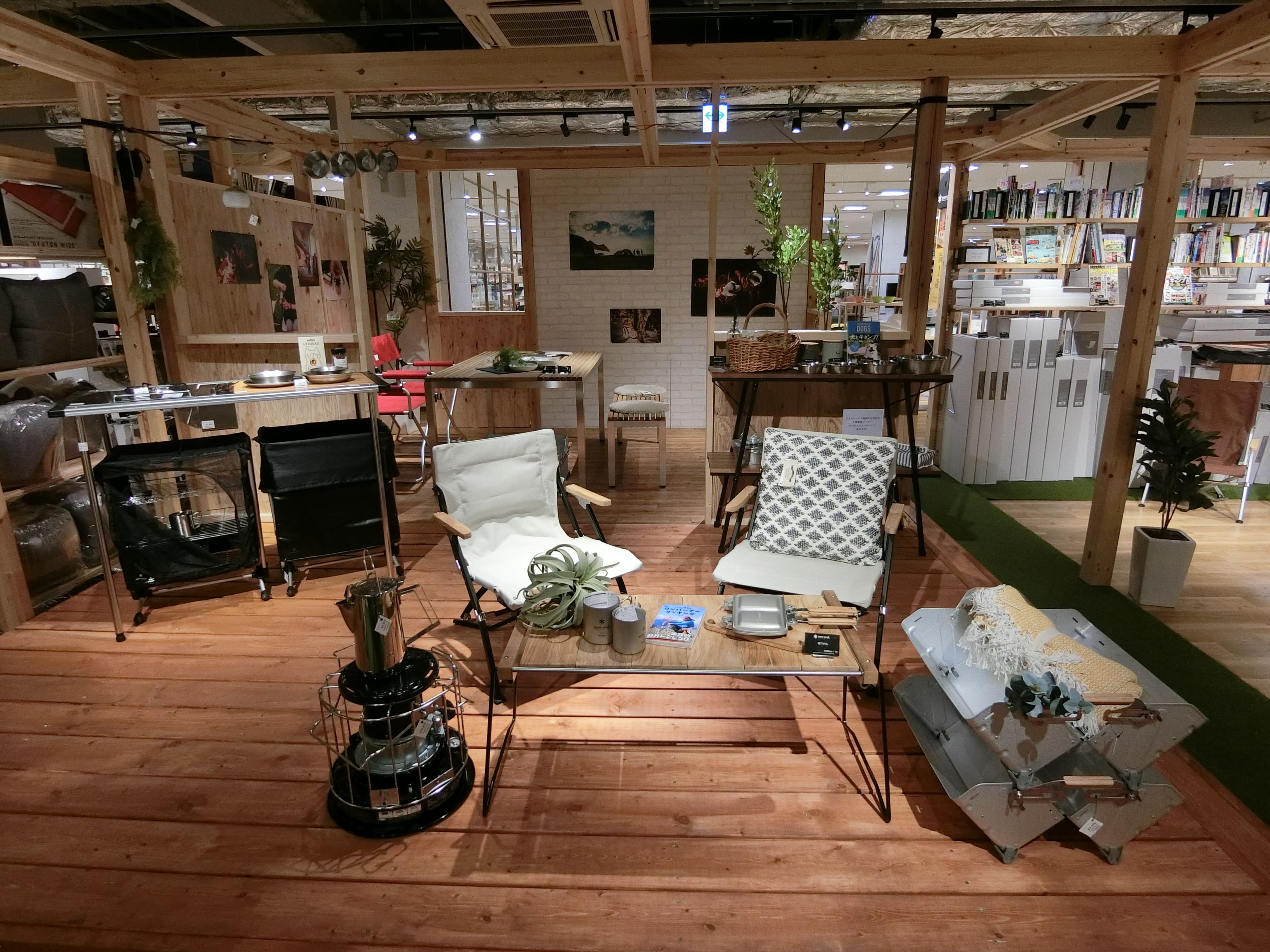 ホームセンターの2階に出店した スノーピークホームズ新山下店
