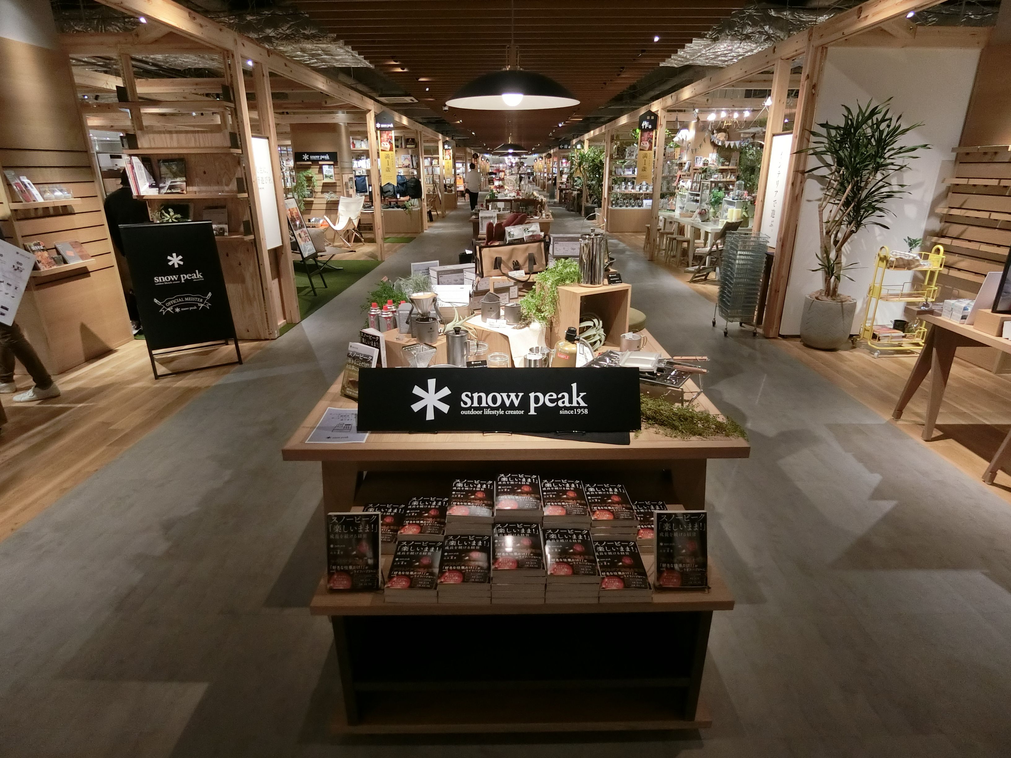 ホームセンターの2階に出店した スノーピークホームズ新山下店