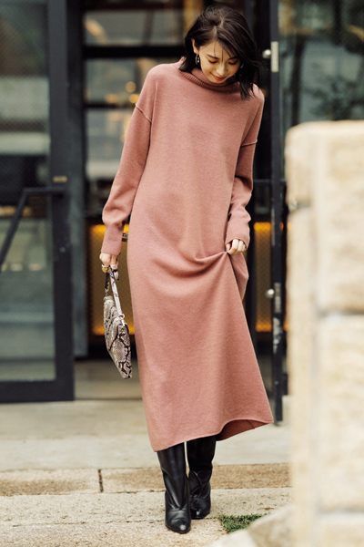 12 19のコーデ 甘めピンクワンピにはキレある小物を合わせて Oggi Line News