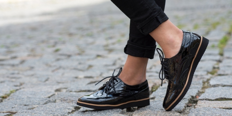 実は間違える人が多い 足元 の意味 使い方 足下や足許との違いなども解説 Oggi 実は間違える人が多い 足元 の意味 使い方 足下や足許との違いなども解説 Oggi