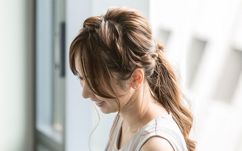時間はかけず簡単に まとめ髪 ロングヘア特集 仕事に集中できるアップヘアから きれいめまとめ髪まで Oggi Line News