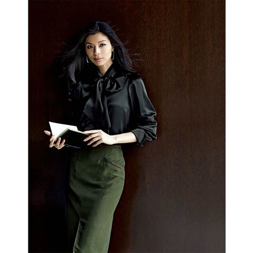 秋の黒トップスコーデ16選 レディース レース黒トップスや アウター ボトムとの合わせ方まとめ Preciousnews