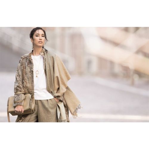 白カットソーコーデ17選【レディース冬】｜着回しに便利な白カットソー 