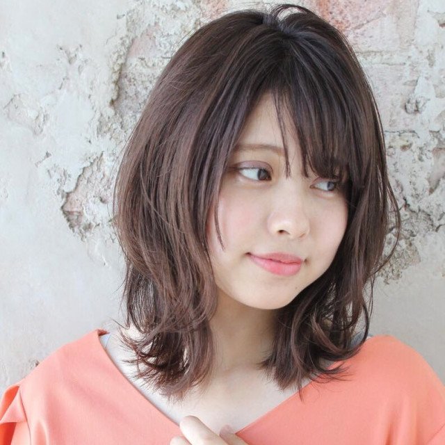 丸顔や毛量多めの人は くびれミディ ですっきり小顔 トレンド感を手に入れて