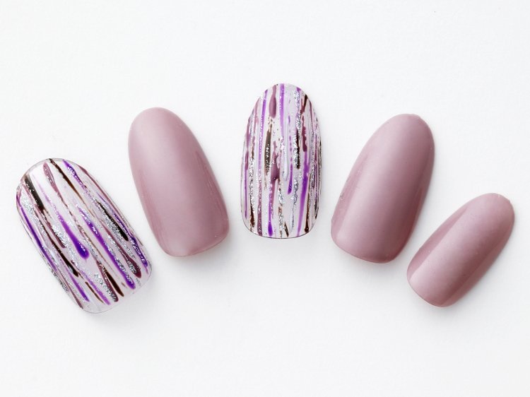 365日ネイル 秋雨を思わせる縦ラインアートがエレガント 大人に色気のあるモーブネイル 美的news