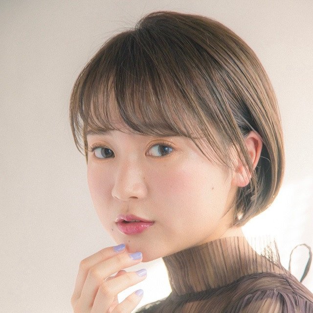 前髪とサイドをつなげた軽めショートへアで丸顔をカバー 美的news Line News