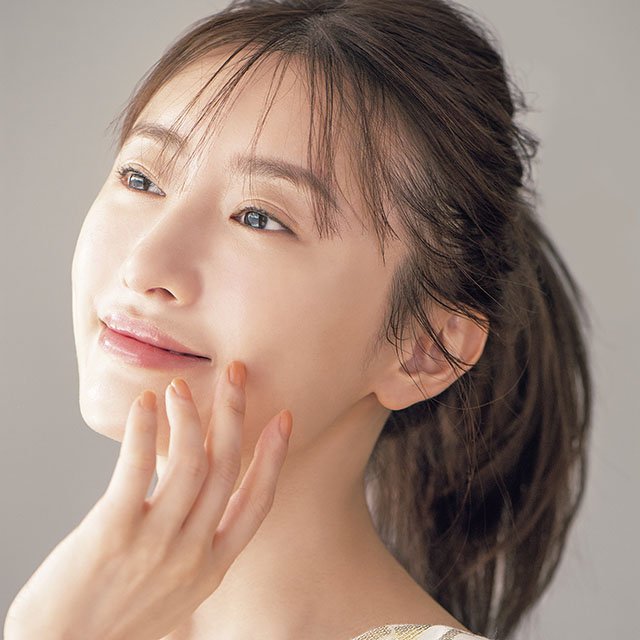 女優 松本まりかさんの崩れないナチュラルメイク術 Threeのクリームアイシャドウならヨレも怖くない 美的news Line News