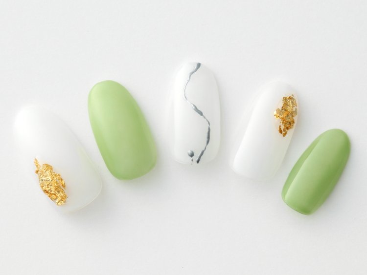 緑ネイルデザインまとめ 黄緑 深緑 青緑 モスグリーンなどカラバリ豊富な緑のマニキュア ネイルデザイン集 美的news Line News