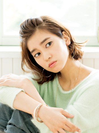 ポンパドールの作り方 定番のポニーテールをもっとかわいく ショートヘアもokの簡単ポンパの作り方 美的news Line News