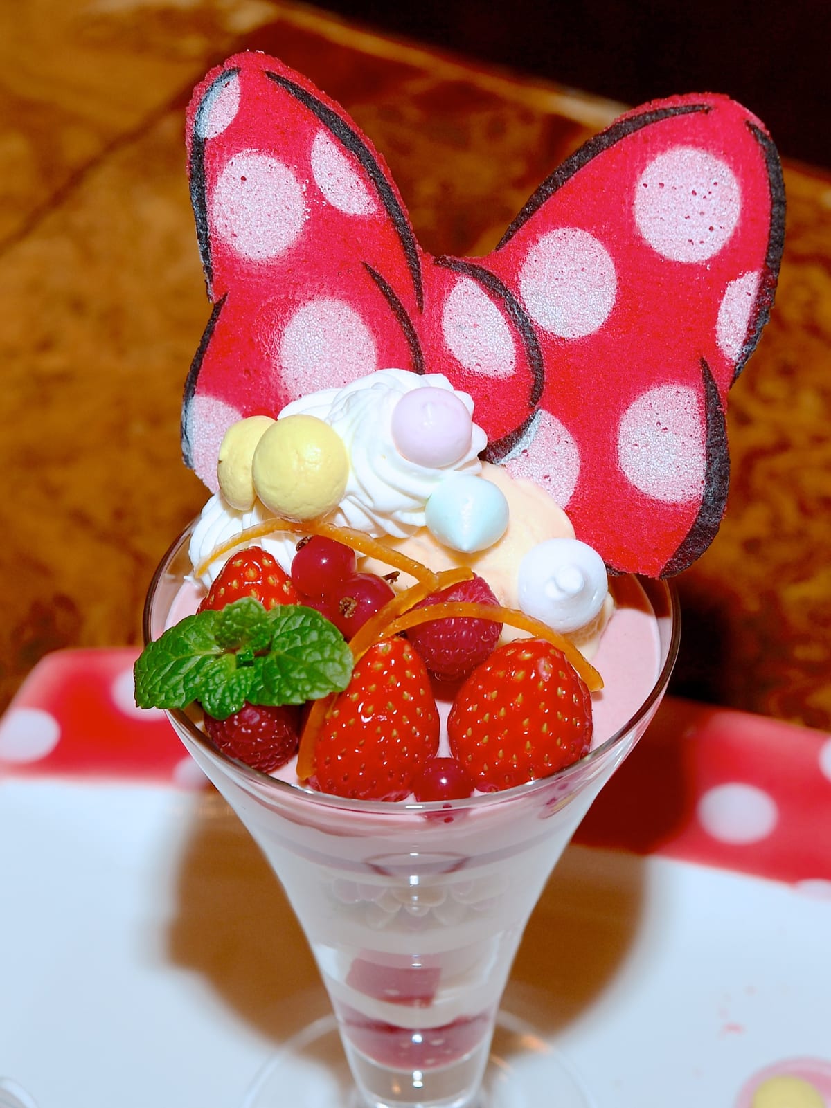 ミニーモチーフのパフェとドリンク 東京ディズニーランドホテル 春のキャンパスデーパスポート19 スイーツ Dtimes Line News