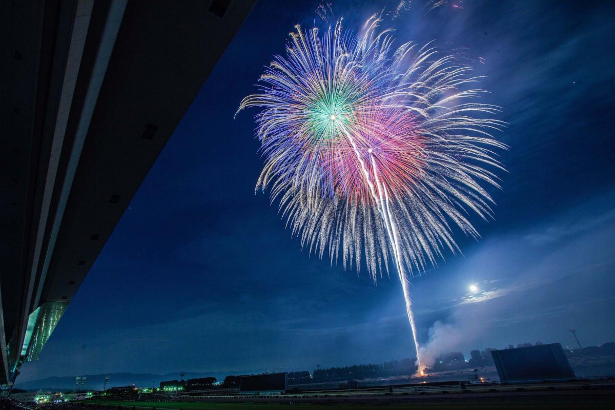 京都 淀競馬場で開催される5月の花火大会 京都芸術花火19 先行抽選販売スタート るるぶ More Line News