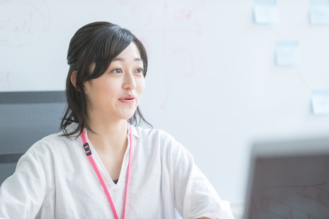 決まって 上司不在 時におしゃべり 上司とも仲良しな 52歳の同僚女性 に 新人社員が痛快な一撃 毎日が発見