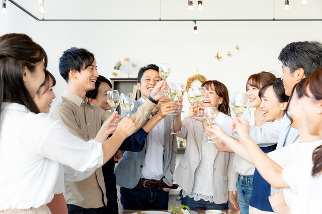 飲み会で 新人は食事禁止 って何時代の話ですか 年在籍した会社のバカバカしすぎる裏ルール 毎日が発見