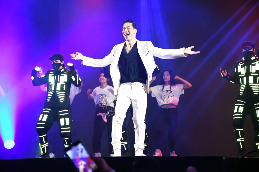 大阪 柴島高ダンス部 光るシューズ完成で喜びのダンス 第７回全国高等学校ダンス部選手権