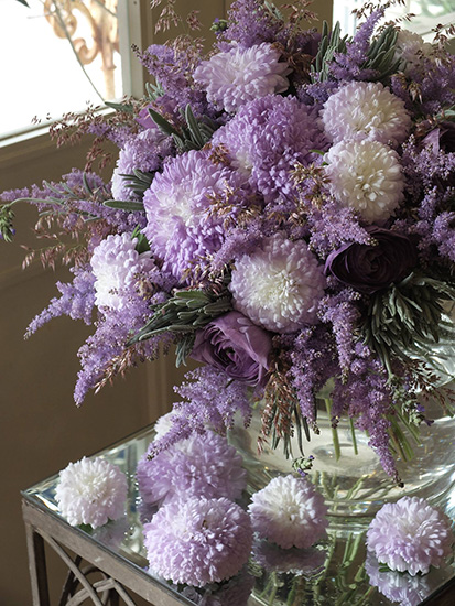 色変わりが美しい アスターの新品種 ボブシルバー を使ったコンサート出演祝いの花束 家庭画報 Com Line News