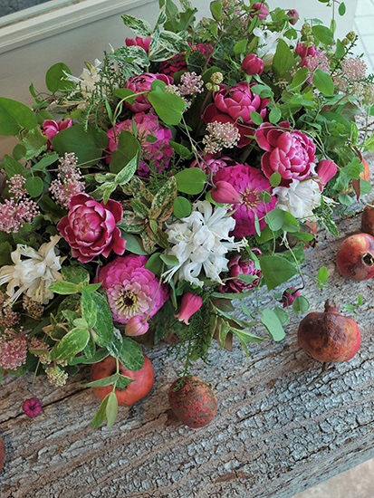 会場のレストラン そして自宅でも楽しめる 誕生祝いのお花を卓上花で 家庭画報 Com Line News