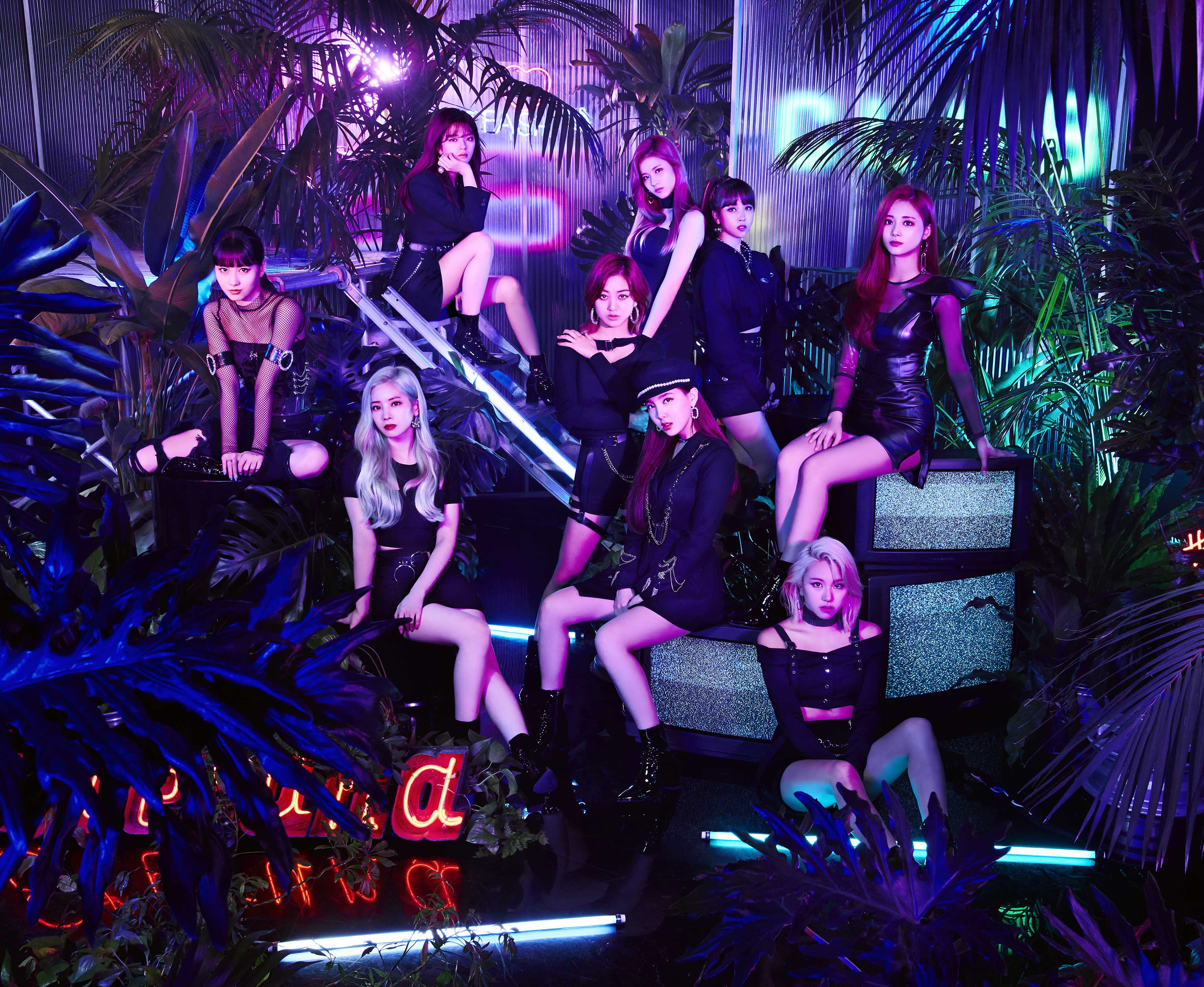 Twice 同じセットを用いて異なる世界観を表現した新曲2作のmvを同時解禁 Rolling Stone Japan Line News Twice 同じセットを用いて異なる世界観を表現した新曲2作のmvを同時解禁 Rolling Stone Japan Line News