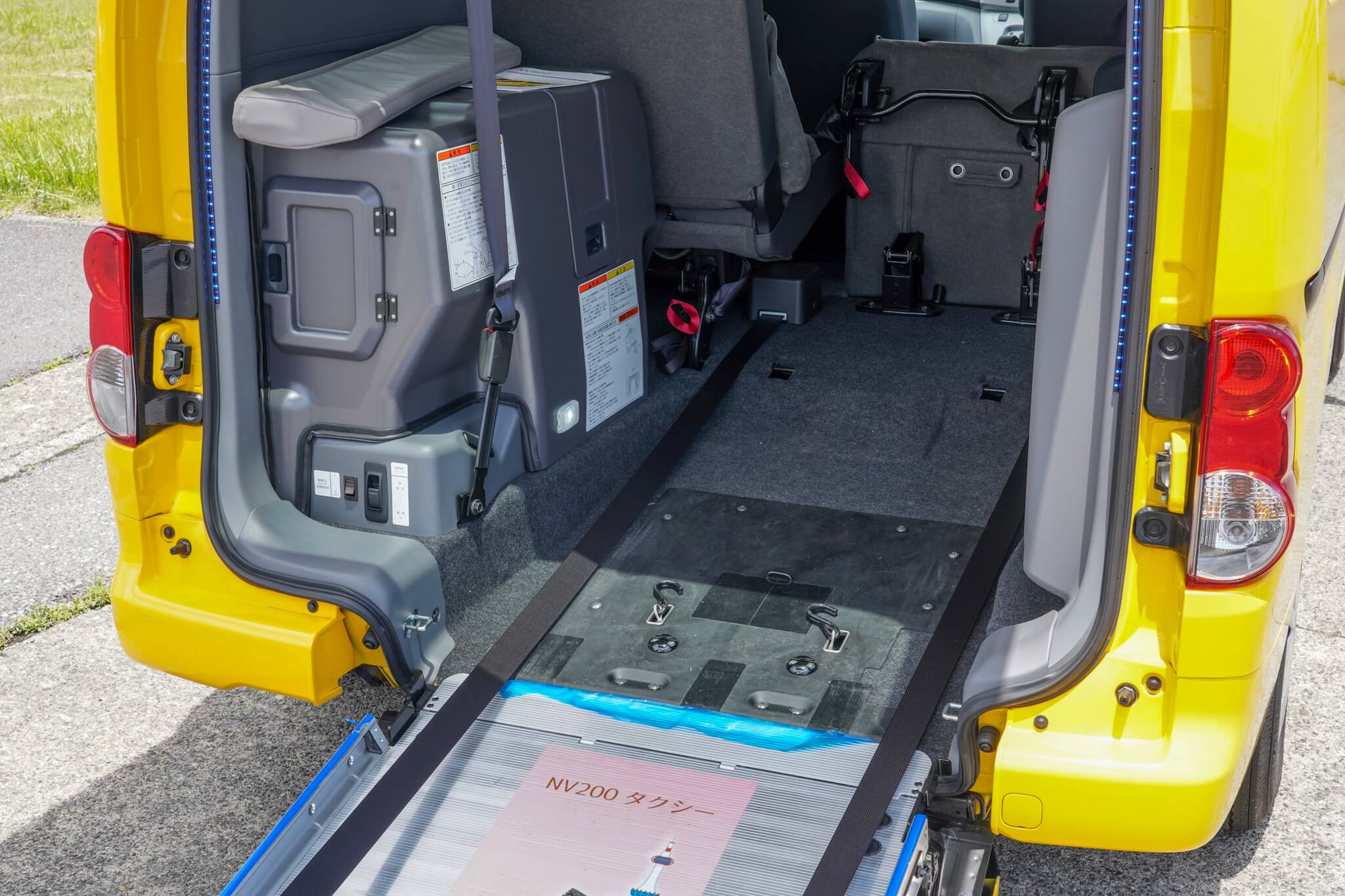 日産nv0タクシー ユニバーサルデザイン に車いすで試乗 はたらくクルマ Moby モビー Line News