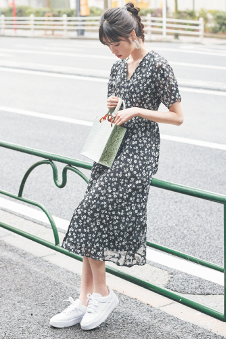 白っぽスニーカー さえあれば失敗しない 今すぐ真似できる4つのお手本コーデ Ray Web Line News