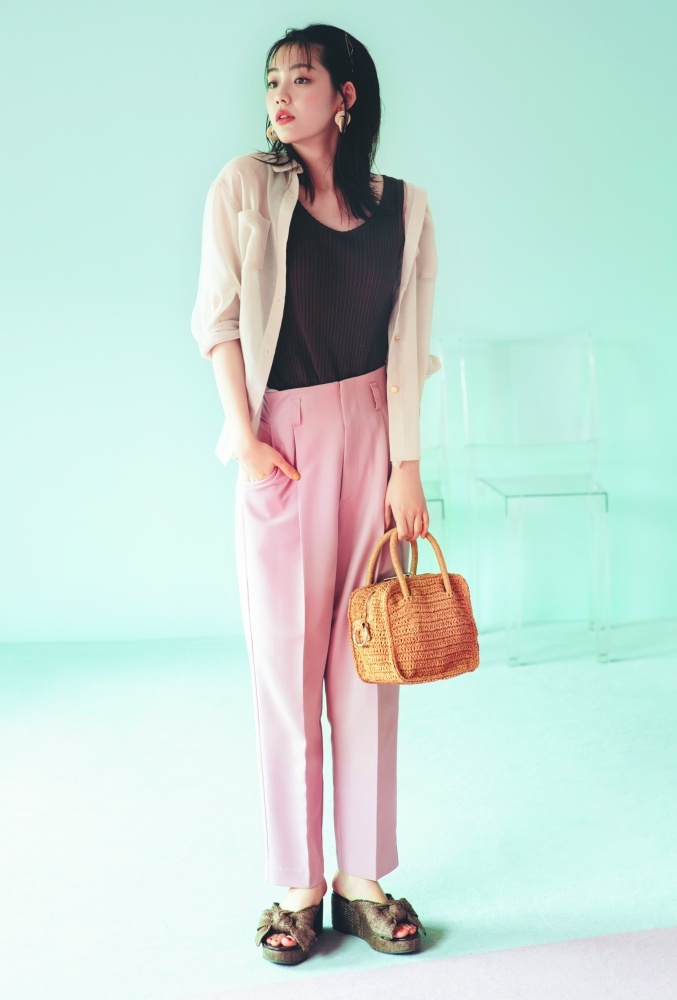 旬のブラウンコーデは ピンクパンツ で可愛らしさをプラス 明日のコーデ Ray Web Line News