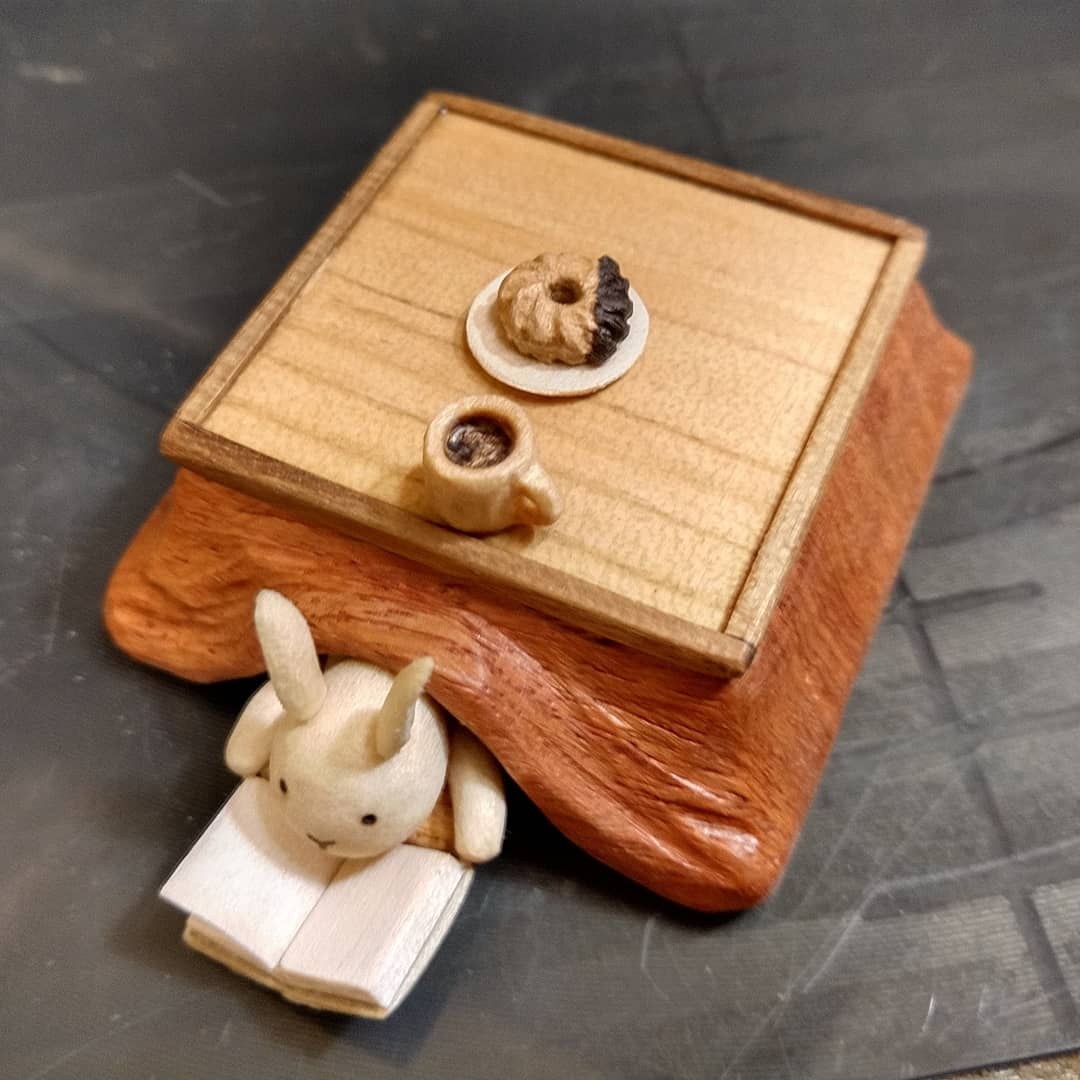 木の株 ウサギの餅つき