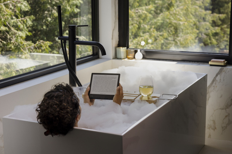 Kobo Libra 2　ホワイト　美品　スリープカバー付き Kobo Libra 2 (ホワイト)スリープカバーセット（スレートブルー）
