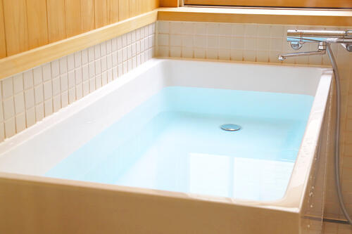 シャワーだけより湯船に浸かったほうが安上がり お風呂の水道代の節約方法とは オリーブオイルをひとまわしニュース
