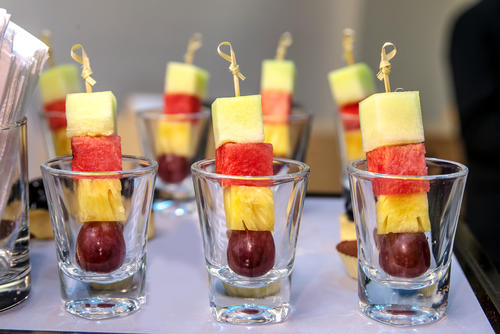 手軽でおしゃれで食べやすい フルーツピンチョス は一目置かれるパーティメニュー オリーブオイルをひとまわしニュース Line News