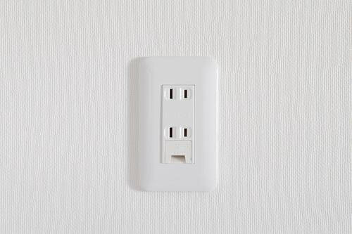 コンセントの穴の大きさは左右で違う プラグとの違いも紹介 オリーブオイルをひとまわしニュース