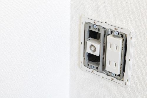 コンセントの穴の大きさは左右で違う プラグとの違いも紹介 オリーブオイルをひとまわしニュース