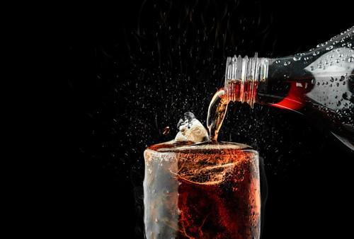 コーラがぶっしゃああ 世界で人気の メントスコーラ の仕組みってどうなってるの オリーブオイルをひとまわしニュース
